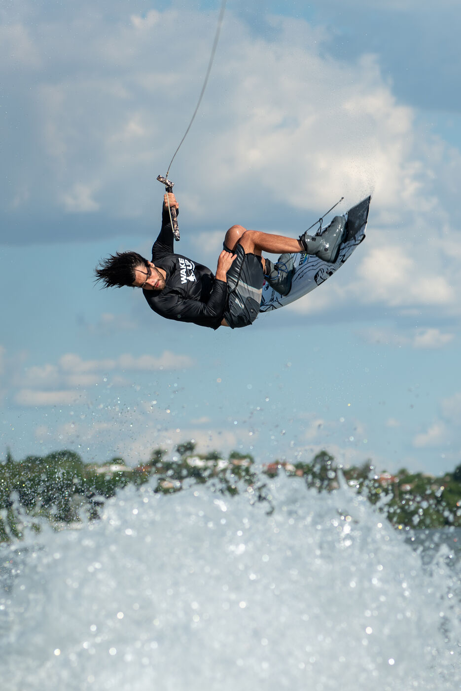 Manobra de wakeboard executada por aluno da Wake Brasília