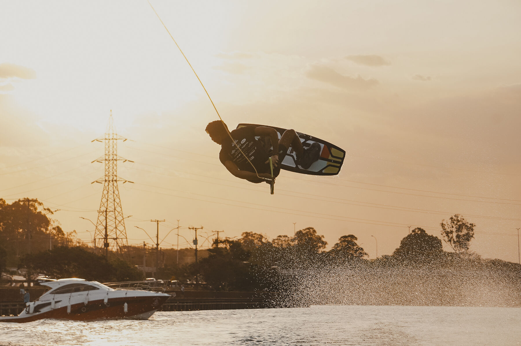 Atleta do WB Team em treino de wakeboard no Lago Paranoá
